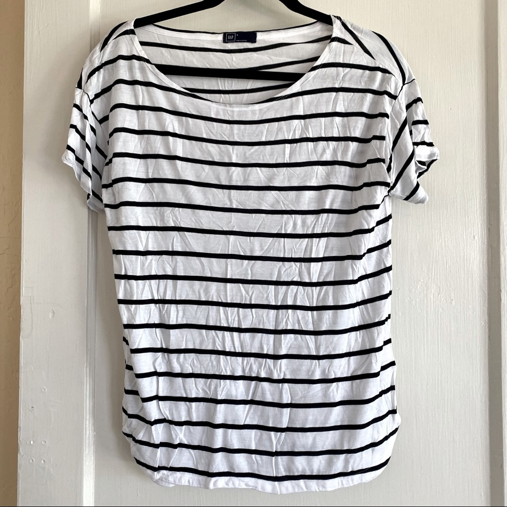 Black + white striped Gap SS tee, size S